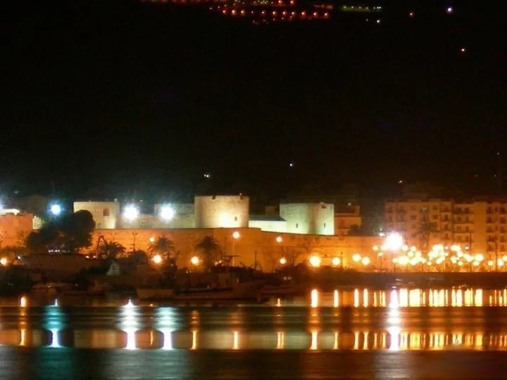 Le mura e i torrioni del Castello Svevo Angioino Aragonese di Manfredonia visti dall'esterno.